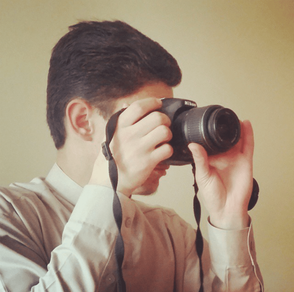 Hamid Sherzai clicking a photo